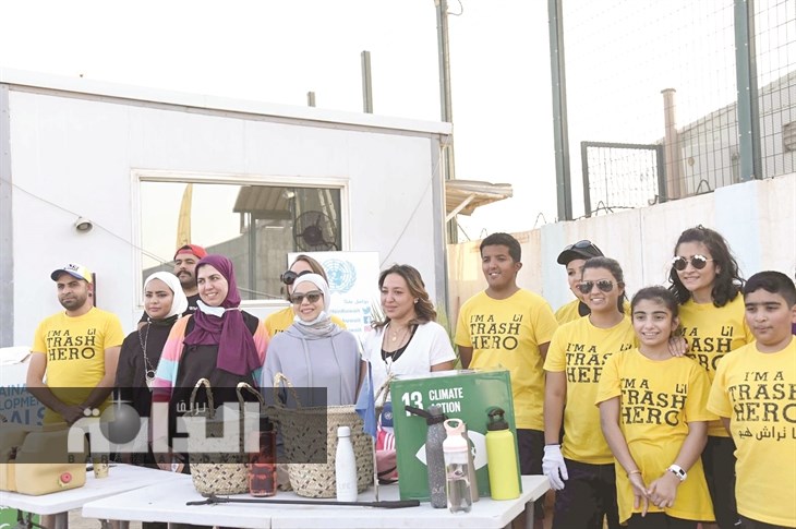 الاستاذة رابعة حسين مكي الجمعة مع مجموعة من المشاركين في الحملة 