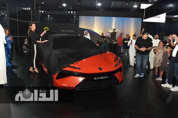 لحظة الكشف عن سيارة من سيارات الغانم