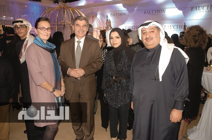الدكتور عماد بوخمسين وحرمه مع أعضاء من السفارة الفرنسية 