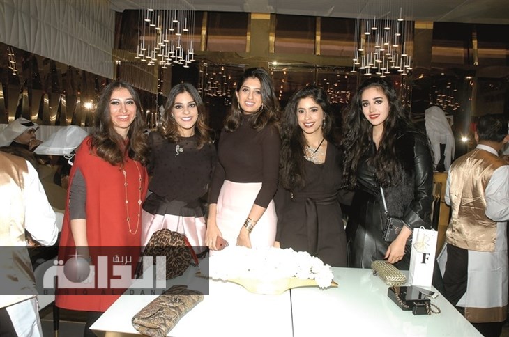 دانة عماد بوخمسين مع صديقاتها