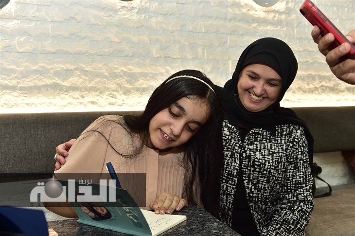 الشيخة سهيلة والكاتبة زينب الخالدي اثناء توقيع الكتاب